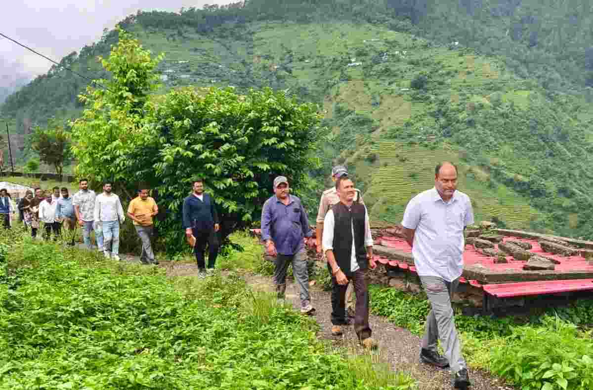 चंपावत:जनपद के अंतिम छोर तक पहुंचा प्रशासन, जिलाधिकारी ने स्कूल से लेकर सड़कों और पेयजल योजनाओं का लिया जायजा
