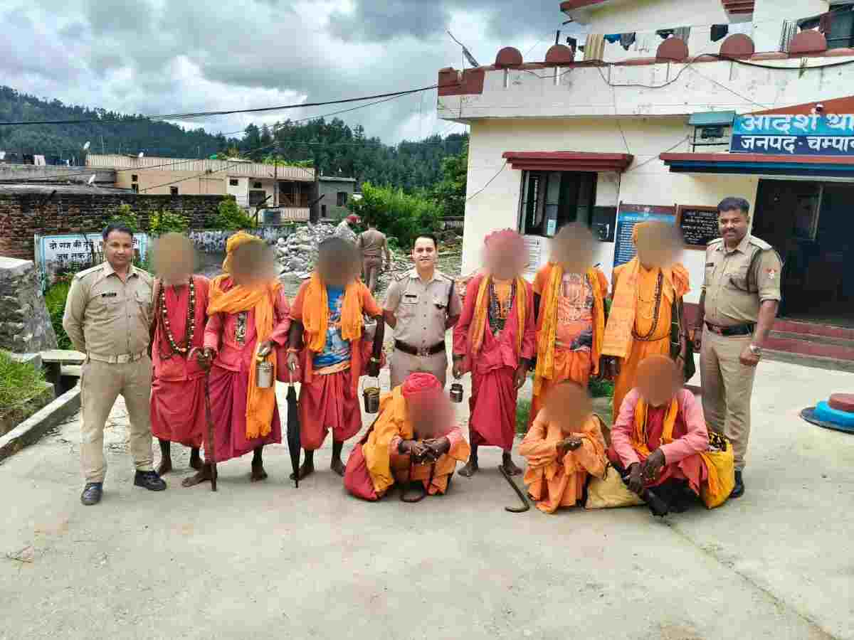 लोहाघाट:जन्माष्टमी मेले में साधु के भेष में बिना सत्यापन घूम रहे 08 व्यक्तियों का पुलिस एक्ट में किया चालान