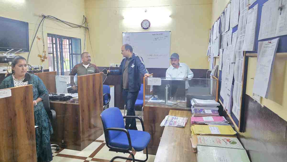 चंपावत:डीएम मनीष कुमार ने किया जिला आपदा परिचालन केंद्र का औचक निरीक्षण, दिए आवश्यक दिशा-निर्देश