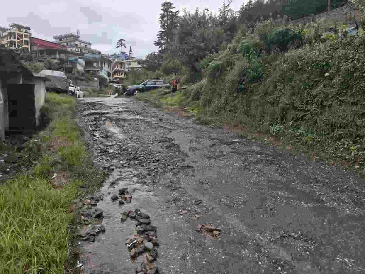 लोहाघाट नगर में पीडब्ल्यूडी कार्यालय के पास पीडब्ल्यूडी का कलमठ बंद जनता परेशान सभासद ने जताई नाराजगी।