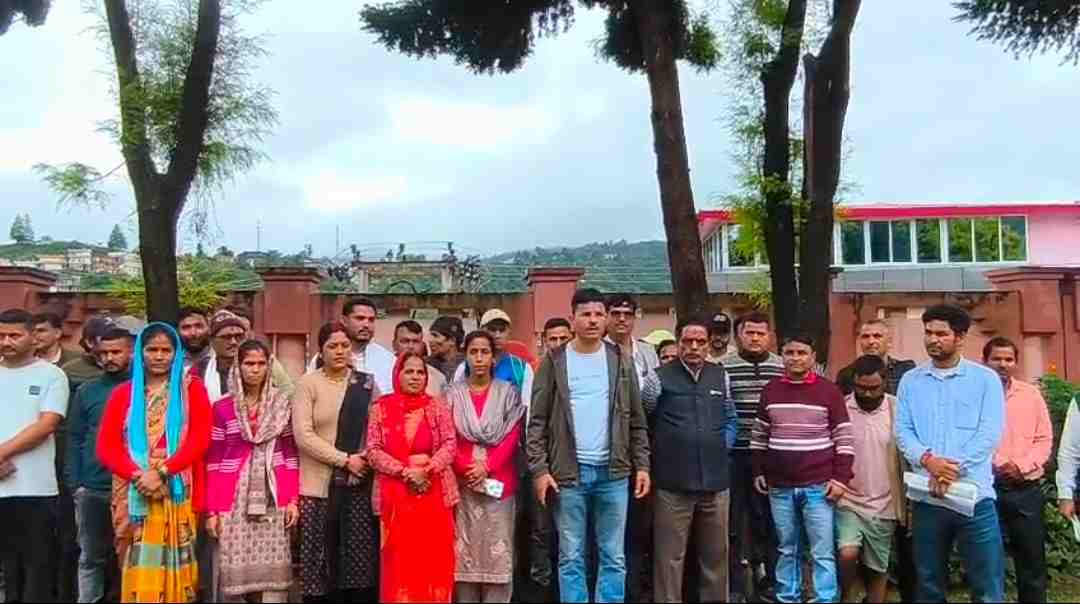 चंपावत:जेई का स्थानांतरण रद  भड़के पाटी के ग्राम प्रधान कलेक्ट्रेट में किया प्रदर्शन डीएम से जांच की मांग 