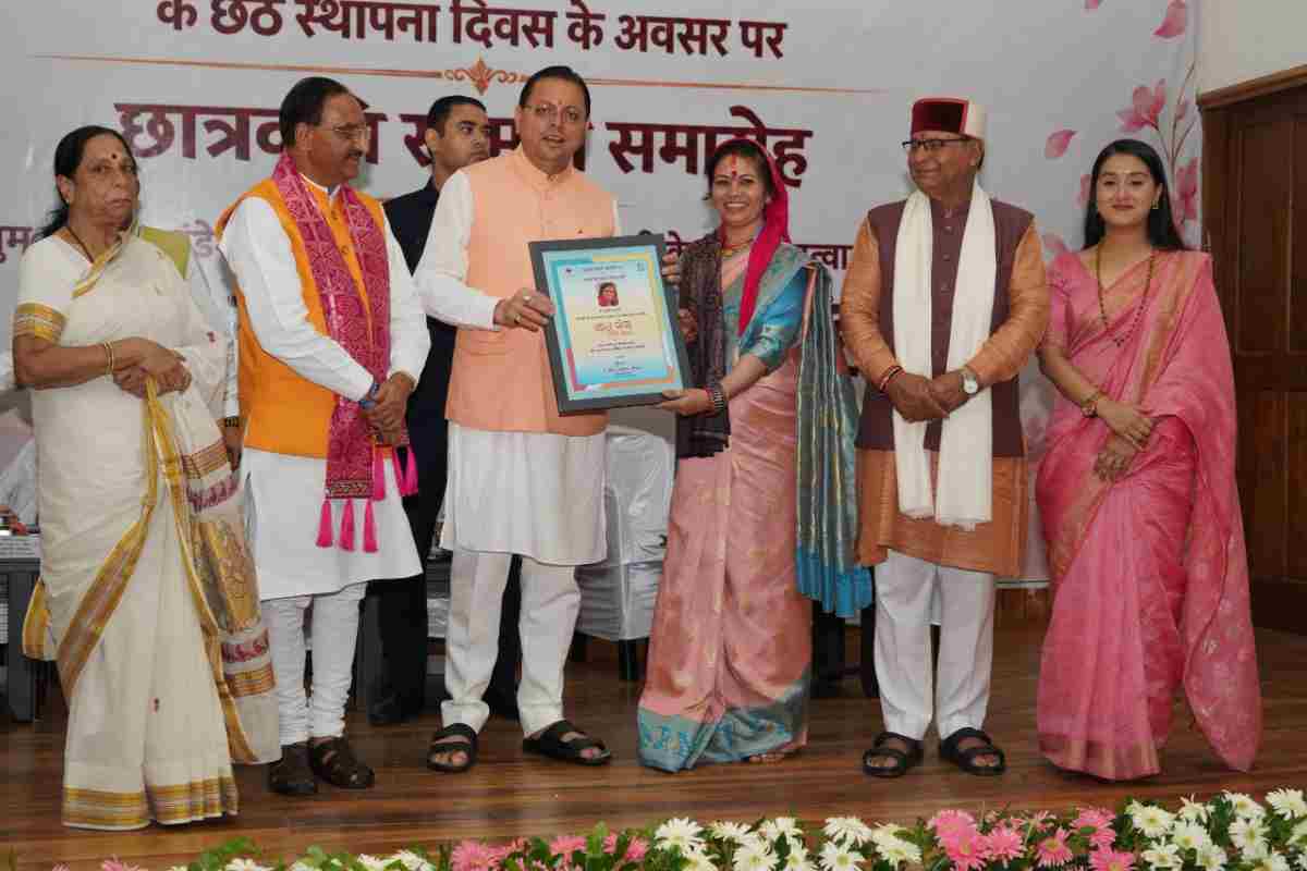 लोहाघाट महाविद्यालय की डॉक्टर सुमन पांडे को मुख्यमंत्री ने किया सम्मानित।