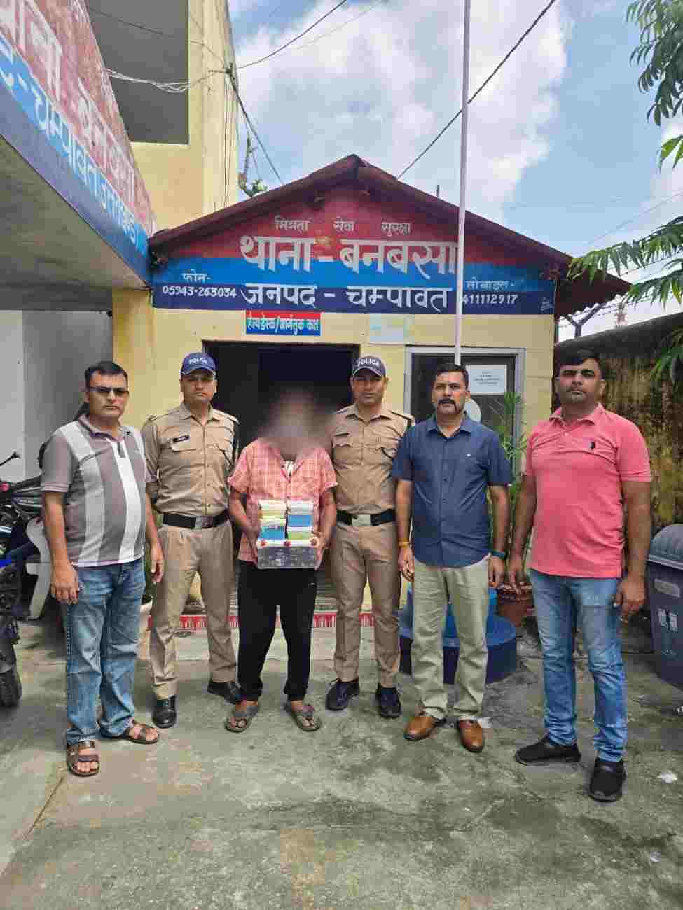 बनबसा:नेपाल सीमा में बैग की दुकान में कर रहा था नशीली दवा की बिक्री पुलिस ने किया गिरफ्तार