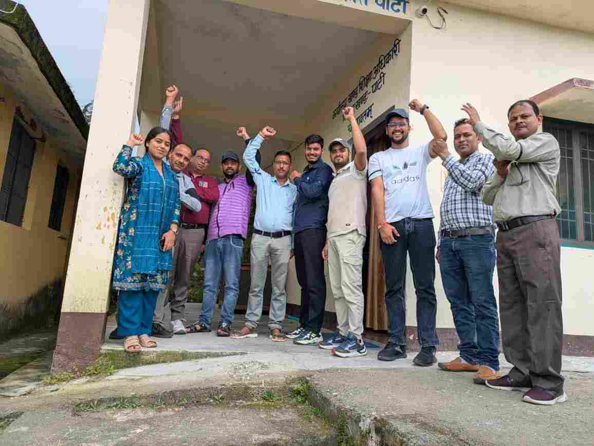 चंपावत:खंड शिक्षा अधिकारी कार्यालय पाटी में  मिनिस्ट्रियल कार्मिकों ने की जोरदार नारेबाजी आर पार की लड़ाई का ऐलान