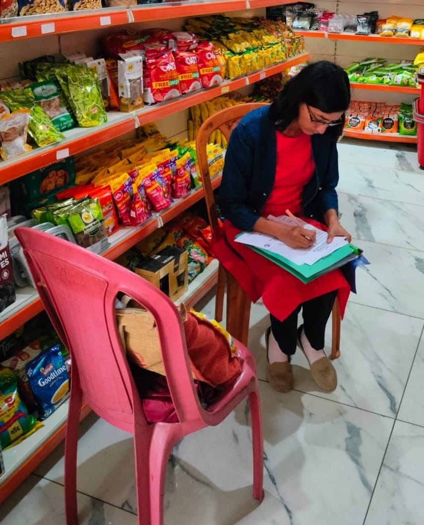 चंपावत:खाद्य सुरक्षा विभाग की छापेमारी  किराना दुकानों और भोजनालयों का निरीक्षण, सूजी व सेवई के नमूने  भेजे गए लैब 