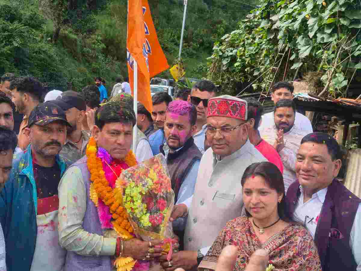 बाराकोट: जिला सहकारी बैंक का अध्यक्ष बनने पर गृह क्षेत्र बाराकोट  में निर्मल माहरा का जोरदार स्वागत