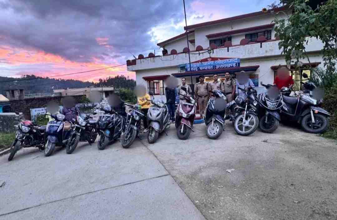 लोहाघाट:नाबालिगों के वाहन चलाने पर लोहाघाट पुलिस  सख्त 14 वाहनों के चालान।