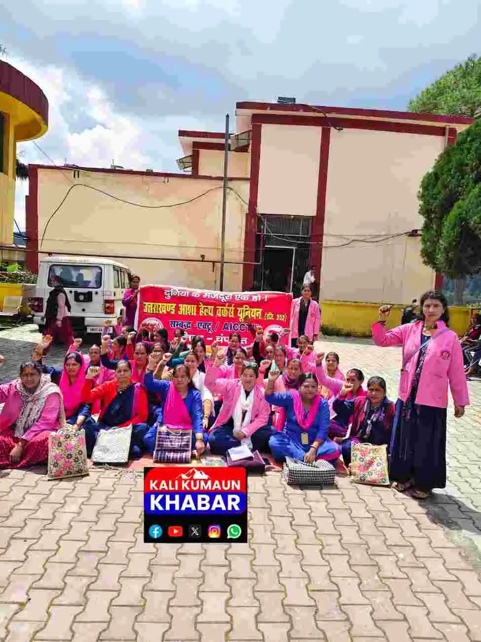 लोहाघाट:एक कटोरा दाल समोसा सीएम तेरा नहीं भरोसा मानदेय को लेकर आशाओं का आंदोलन जारी।