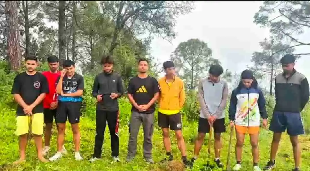 बाराकोट:जब किसी ने नहीं ली सुध तो युवा खुद फील्ड सुधारने में जुटे।  बाराकोट का जाटाधूरा खेल मैदान बदहाल।