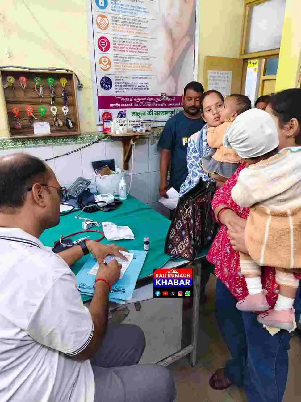 लोहाघाट में बच्चों में वायरल फीवर का प्रकोप छुट्टी के दिन भी उपचार में जुटे रहे बाल रोग विशेषज्ञ डॉक्टर ज्ञान प्रकाश।