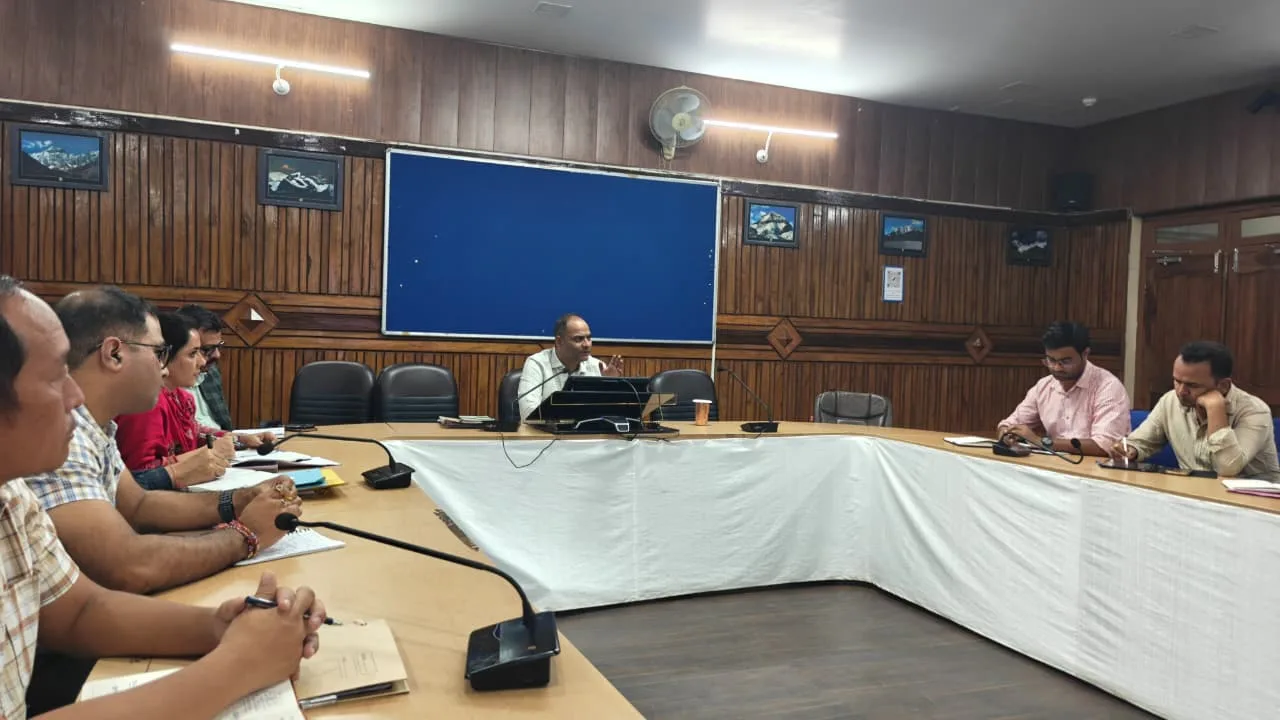 चंपावत:गड्ढामुक्त सड़कों को लेकर जिलाधिकारी ने ली समीक्षा बैठक, संबंधित विभागों को दिए शीघ्र मरम्मत के निर्देश