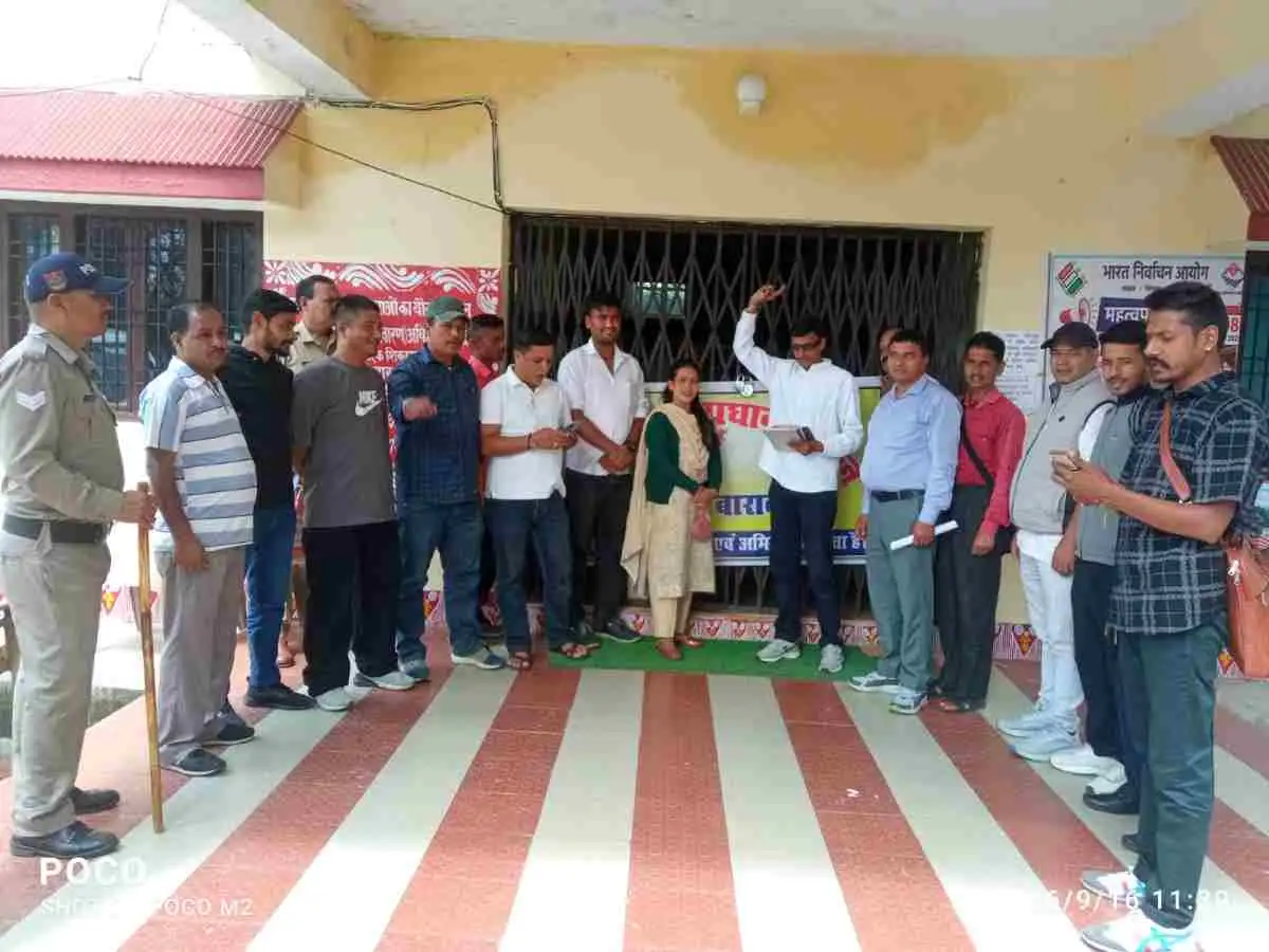 बाराकोट: प्रधान संगठन बाराकोट  का विकासखंड कार्यालय में धरना प्रदर्शन व तालाबंदी