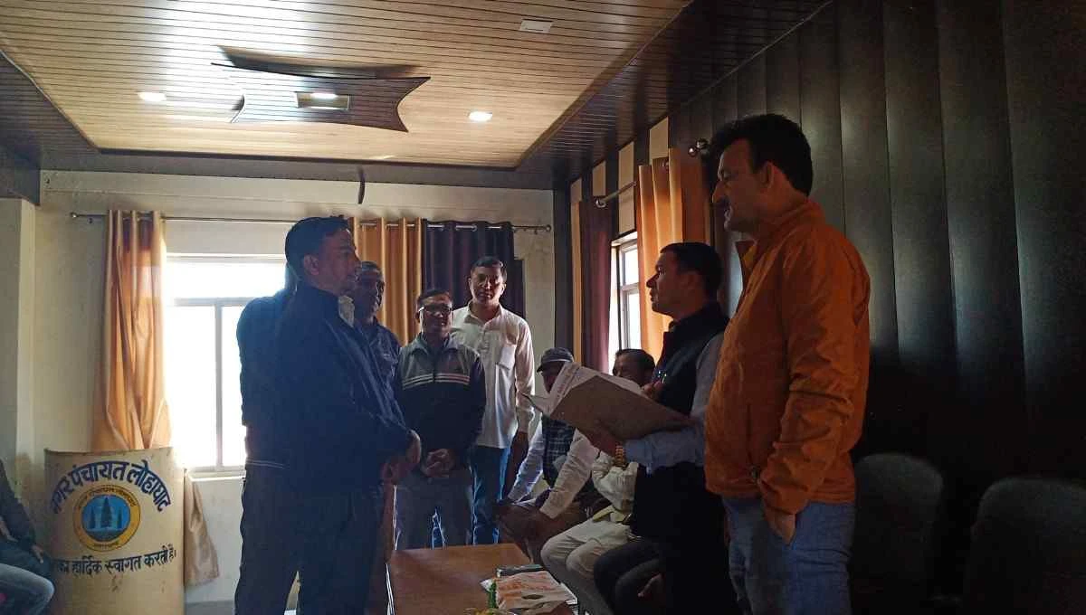 लोहाघाट:उत्तराखंड परिवहन निगम के  संविदा कर्मियों का नियमितीकरण की मांग को लेकर मुख्यमंत्री को ज्ञापन 