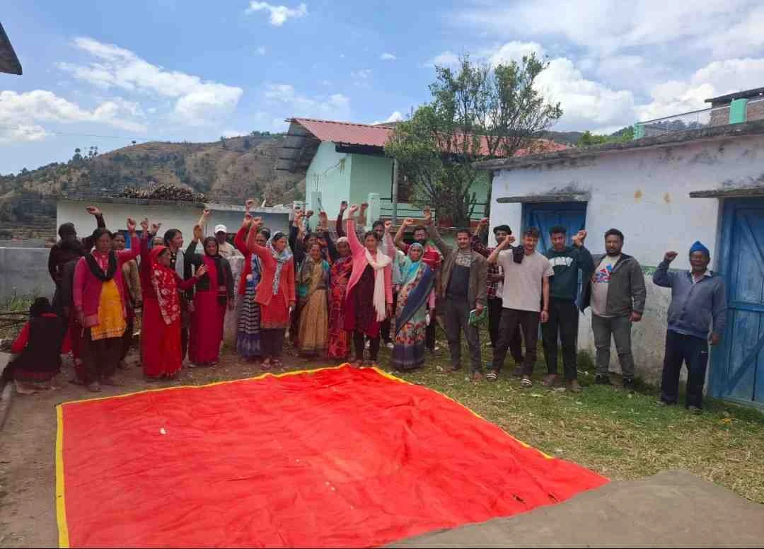 लोहाघाट:दिगालीचौड़ में बैंक खोलने की मांग को लेकर ग्रामीणों का प्रदर्शन
