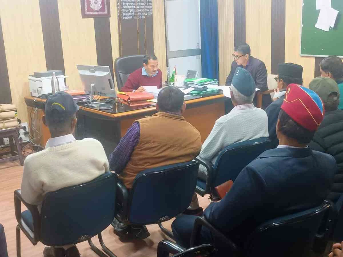 चंपावत:डीएमए ने सुनी पूर्व सैनिकों/ वीर नारियों की समस्याएं समस्याओं के समाधान के अधिकारियों को दिए निर्देश