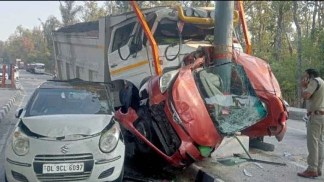 दून:बेकाबू डंफर ने कार को मारी टक्कर दो लोगों की मौके पर मौत