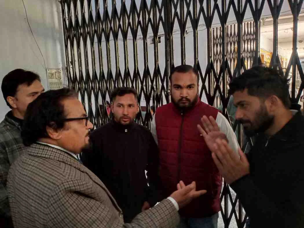 लोहाघाट:छात्रों की समस्याओं से आक्रोशित छात्र नेताओं ने पूर्व उच्च शिक्षा निदेशक को किया कैद 