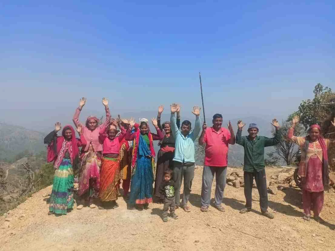 पाटी:सड़क में डामरीकरण की मांग को लेकर सड़क में ग्रामीण/ प्रशासन के खिलाफ प्रदर्शन पंचायत चुनाव बहिष्कार की दी धमकी।