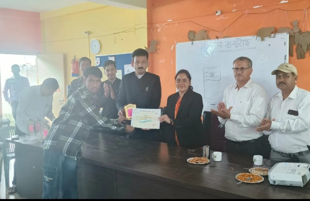 लोहाघाट:स्वतंत्रता दिवस पर प्रतिभाशाली छात्रों को किया गया सम्मानित।