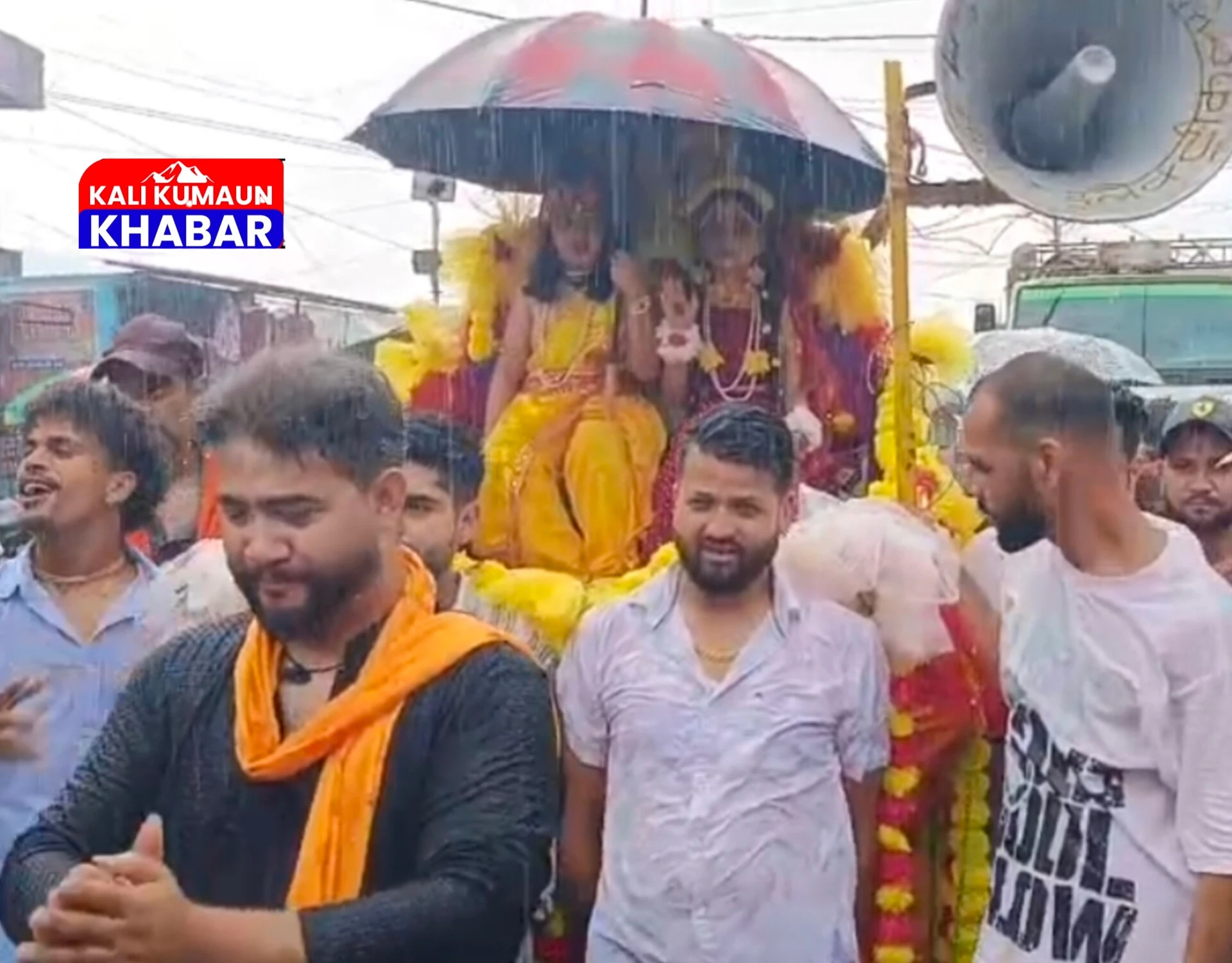 लोहाघाट में बारिश के बौछारों के बीच से निकली राधा कृष्ण की शानदार झांकी।