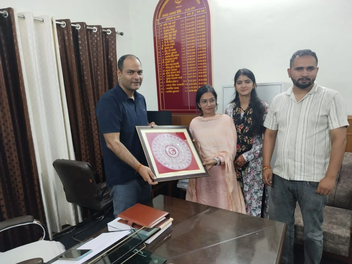 चंपावत  युवा प्रतिभाओं को मंच दे रहे जिलाधिकारी, कर रहे हैं मार्गदर्शन