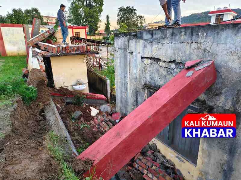 लोहाघाट: अस्पताल परिसर की बाउंड्री वॉल गिरने से फायर कर्मियों की बैरक क्षतिग्रस्त। बाल बाल बचा बड़ा हादसा।