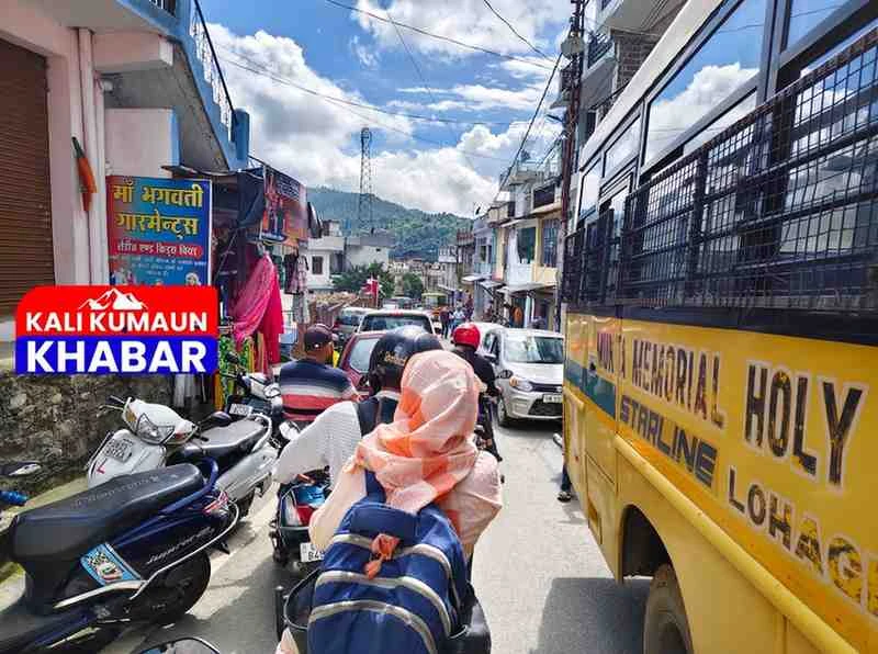 लोहाघाट मे वन वे ट्रैफिक व्यवस्था की उड़ी धज्जियां लगा भीषण जाम। नियम कानून हुए हवा हवाई।