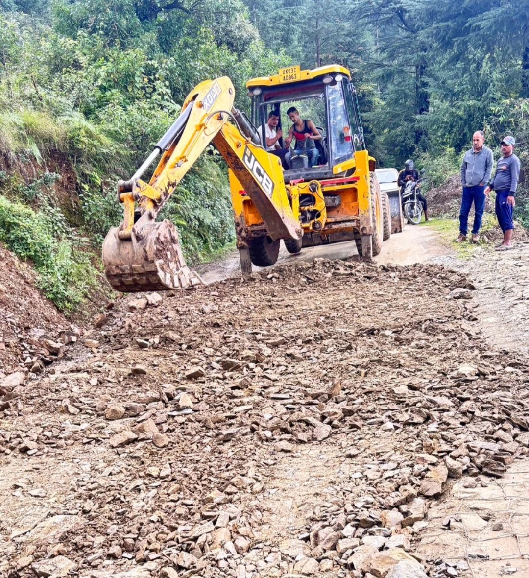 डीएम के निर्देश पर लोनिवी ने भरे दिगालीचौड़ खालगढ़ सड़क के  गड्ढे 