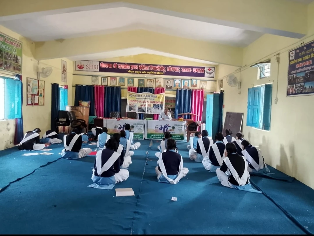 लोहाघाट:एक पेड़ मां के नाम के तहत जीआईसी दिगाली चौड़ में निबंध प्रतियोगिता का आयोजन।