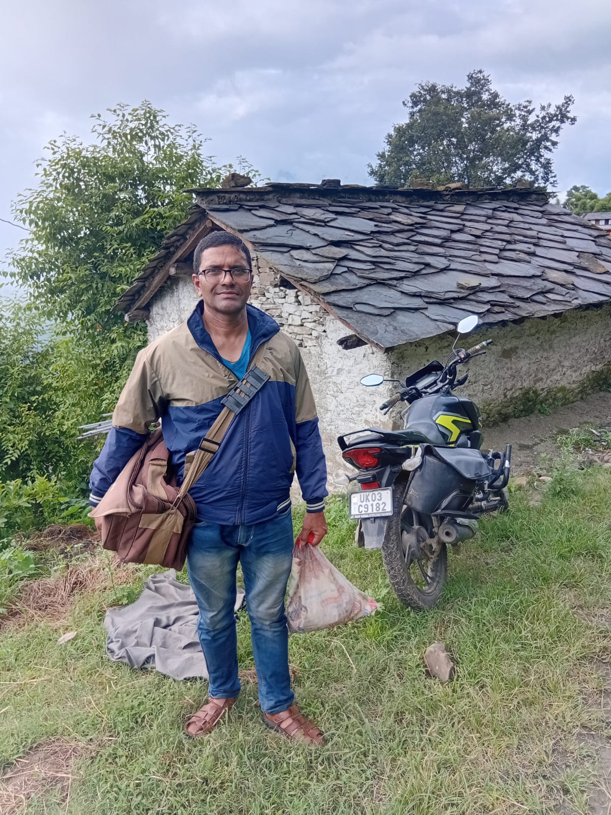 लोहाघाट:पशु चिकित्सक प्रणव शर्मा ने प्रसव पीड़ा से जूझ रही गाय की बचाई जान