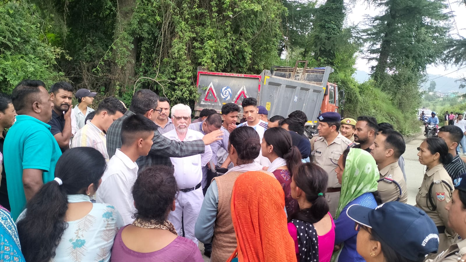 चंपावत:कोर्ट से नीलम हुई जमीन पर कब्जा करने पहुंची प्रशासन की टीम के बाद हंगामा महिलाओं का आत्महत्या का प्रयास 