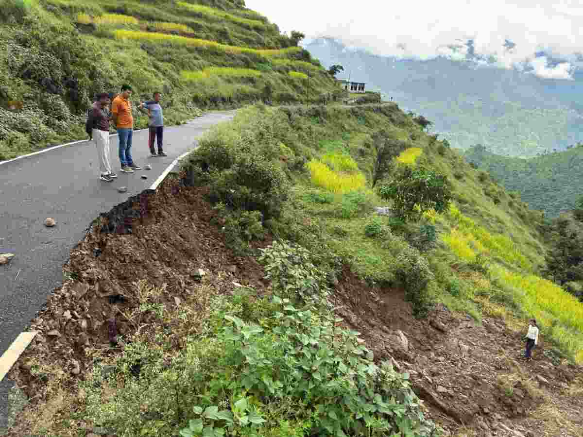 बाराकोट:तल्ली छन्दा में अतिवृष्टि से फसल व कृषि भूमि क्षति का संयुक्त टीम ने किया निरीक्षण ।