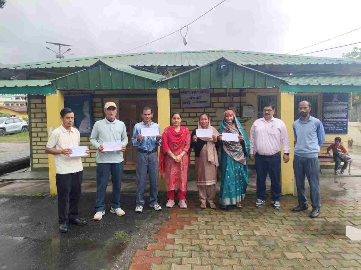 लोहाघाट:छन्दा के आपदा प्रभावित परिवारों को राज्य आपदा मोचन निधि से प्रति परिवार 6 हजार की सहायता राशि की गई प्रदान