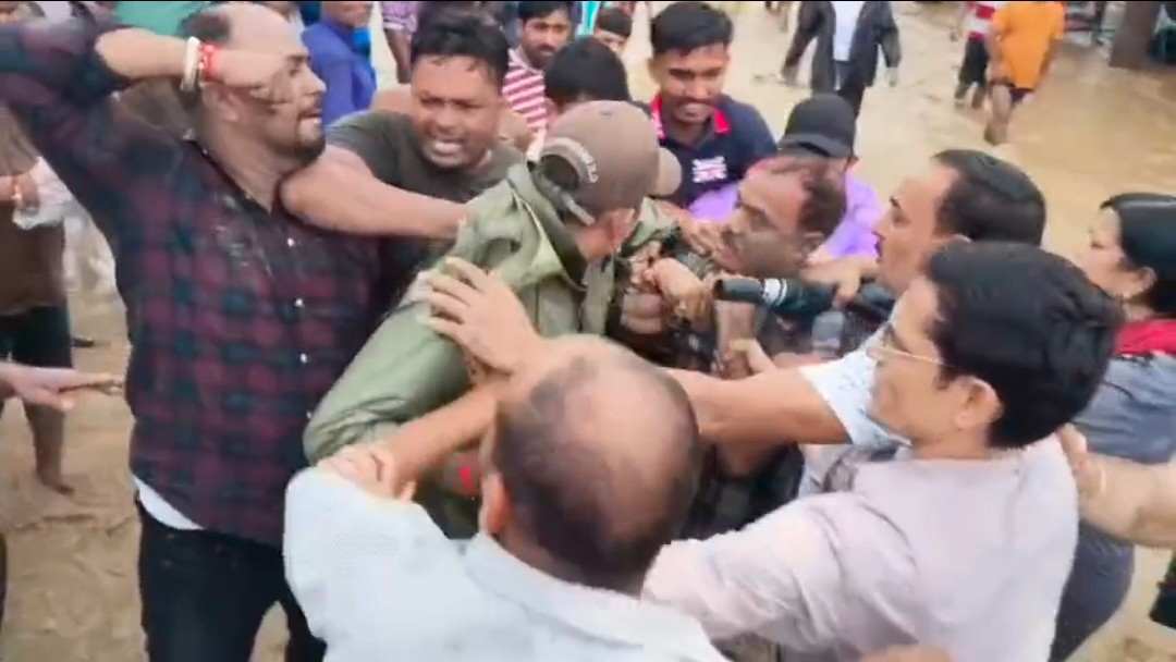 बाजपुर:एसडीएम की मौजूदगी में भाजपा नेताओं ने पीडब्ल्यूडी के अभियंता के मुंह पर पोती कालिख की मारपीट