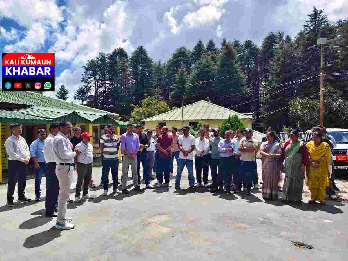 लोहाघाट:उप जिलाधिकारी कार्यालय लोहाघाट में गरजे मिनिस्ट्रियल कार्मिक किया आर पार की लड़ाई का ऐलान।
