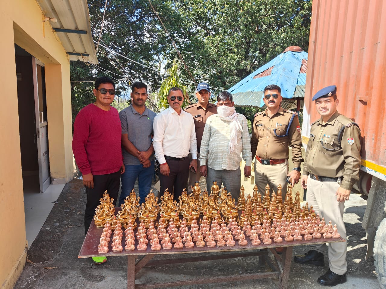 चंपावत पुलिस की भारत-नेपाल अन्तराष्ट्रीय सीमा बनबसा मैं बड़ी कार्रवाई 10 लाख की हिंदू देवी देवताओं की मूर्तियों के साथ तस्कर गिरफ्तार